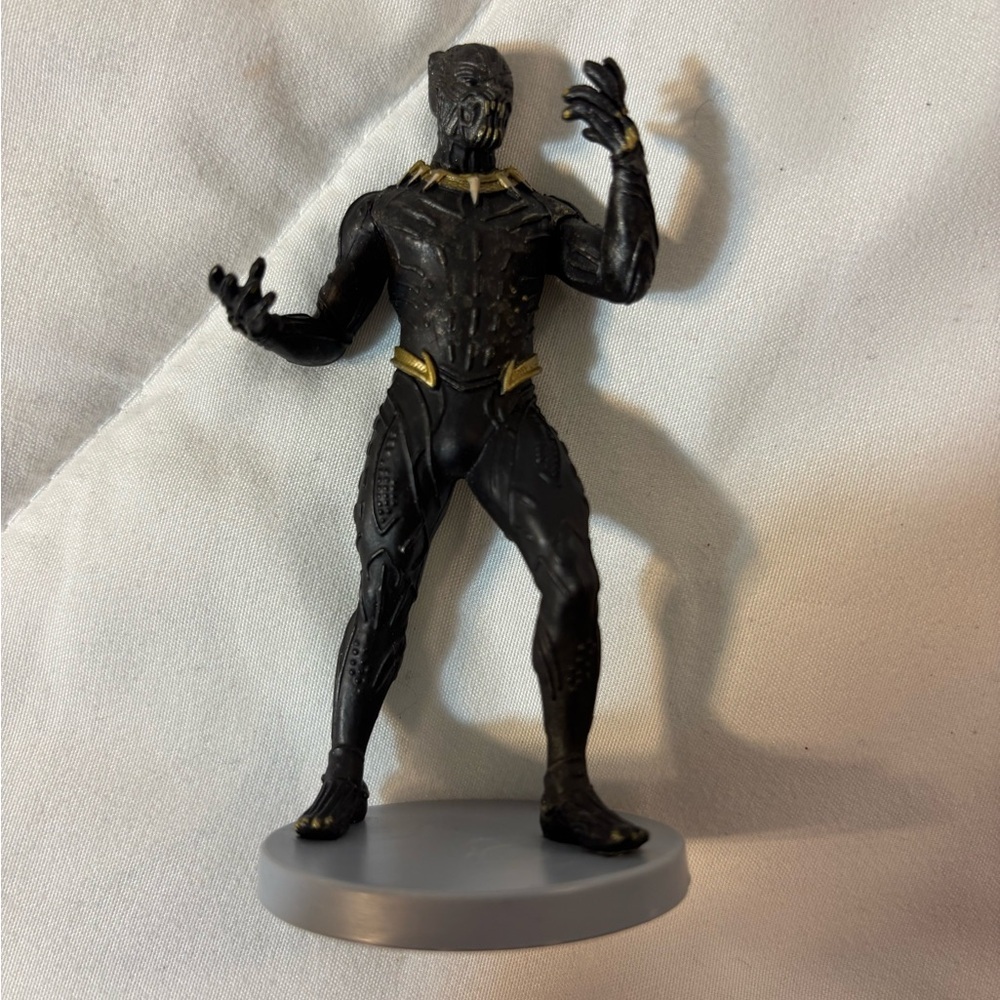 DISNEY MARVEL BLACK PANTHER 4”ACTION FIGURE TOY (PRE-OWNED)